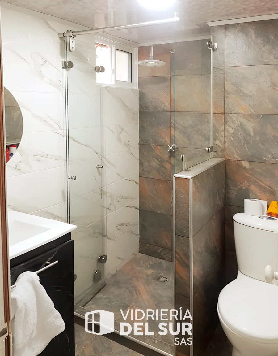 División de baño plegable con lateral en vidrio