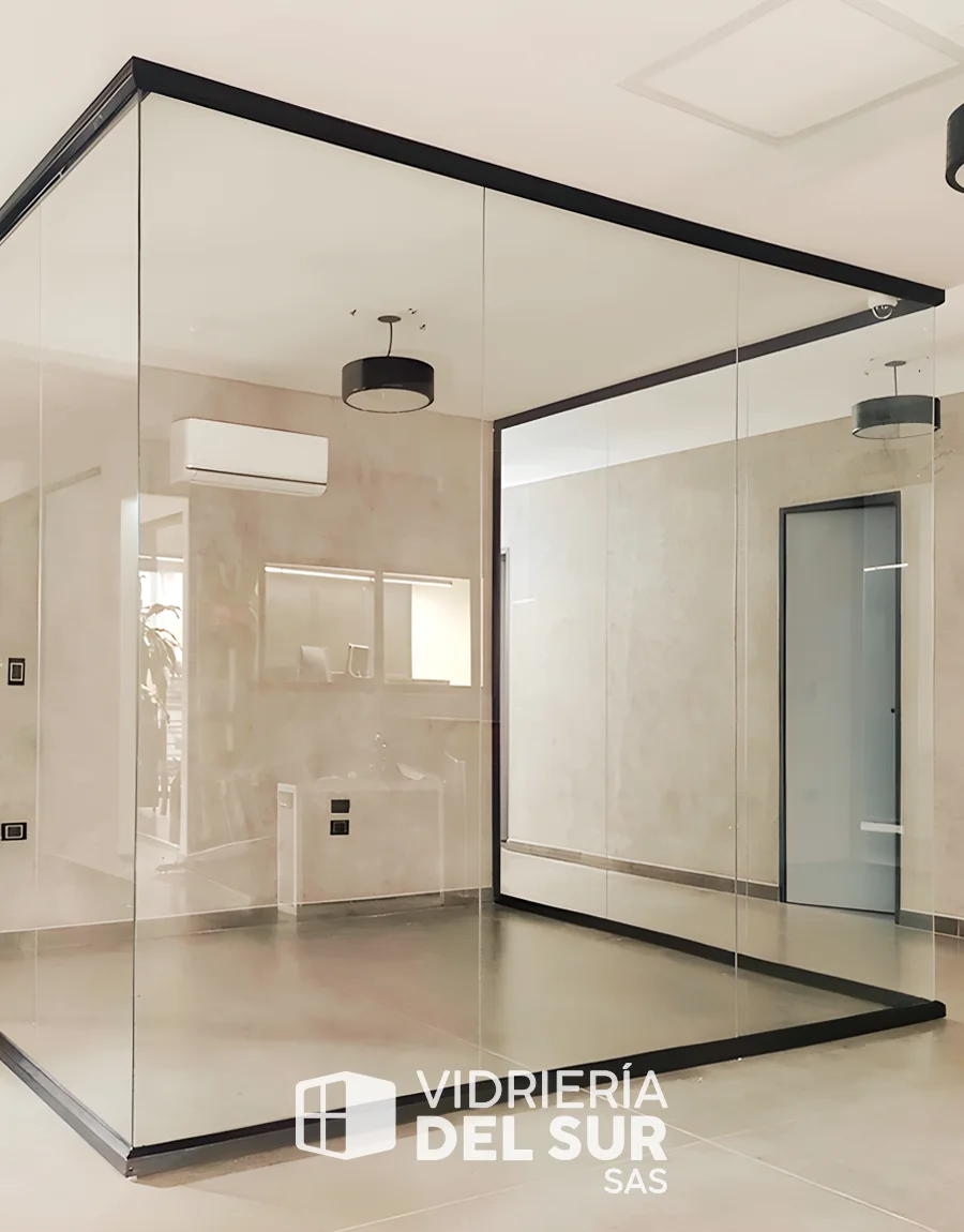 Oficina modular en vidrio templado y aluminio con puerta corrediza