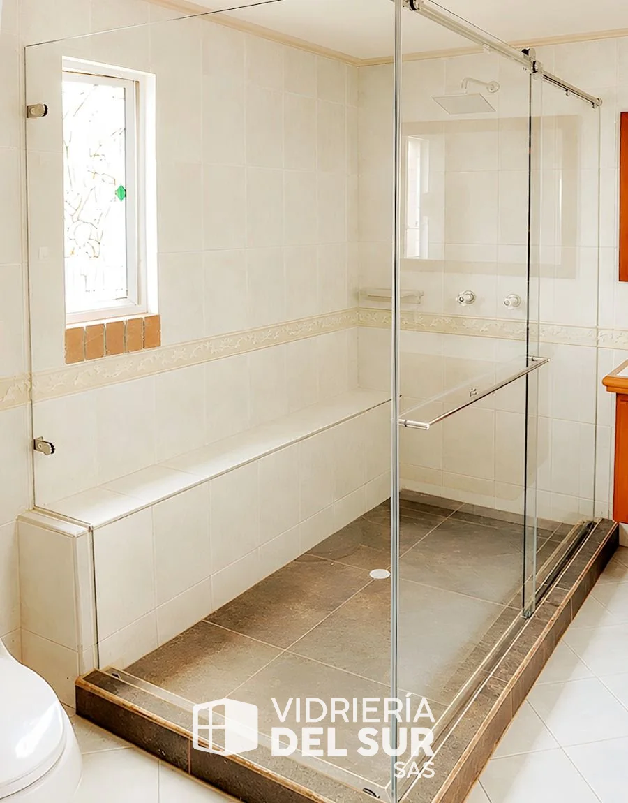 División de baño corrediza con lateral fijo en vidrio