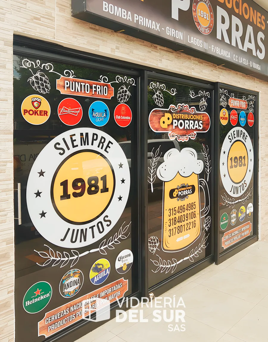 Puerta corrediza de tres cuerpos en aluminio y vidrio