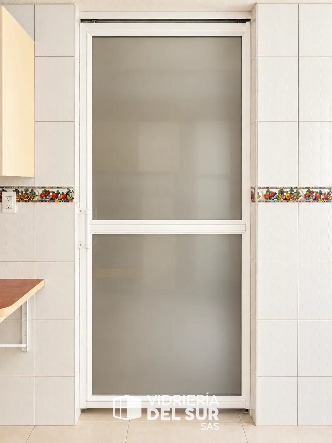Puerta corrediza en aluminio y vidrio templado