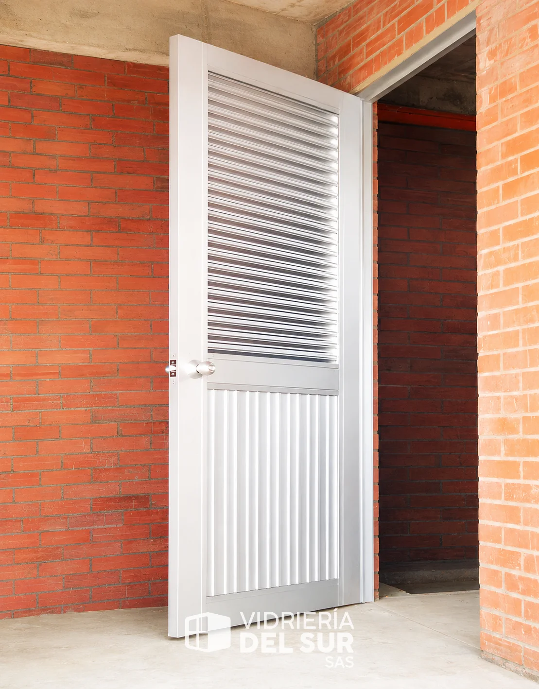 Puerta ventilada en aluminio con revestimiento