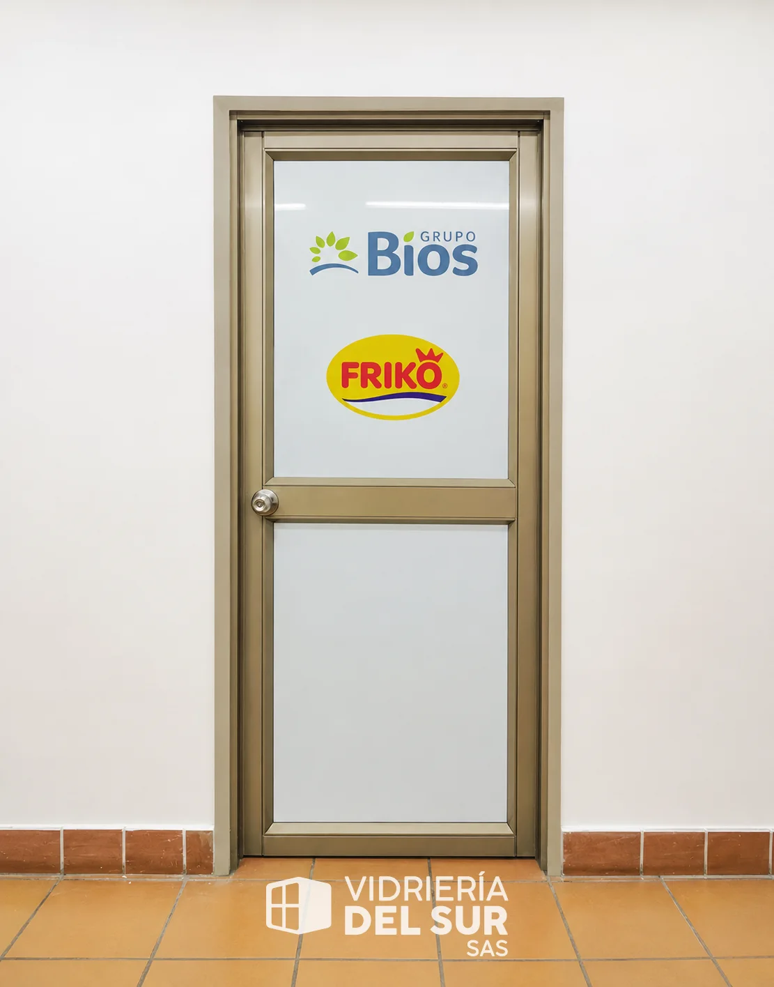 Puerta de aluminio con vidrio templado personalizable