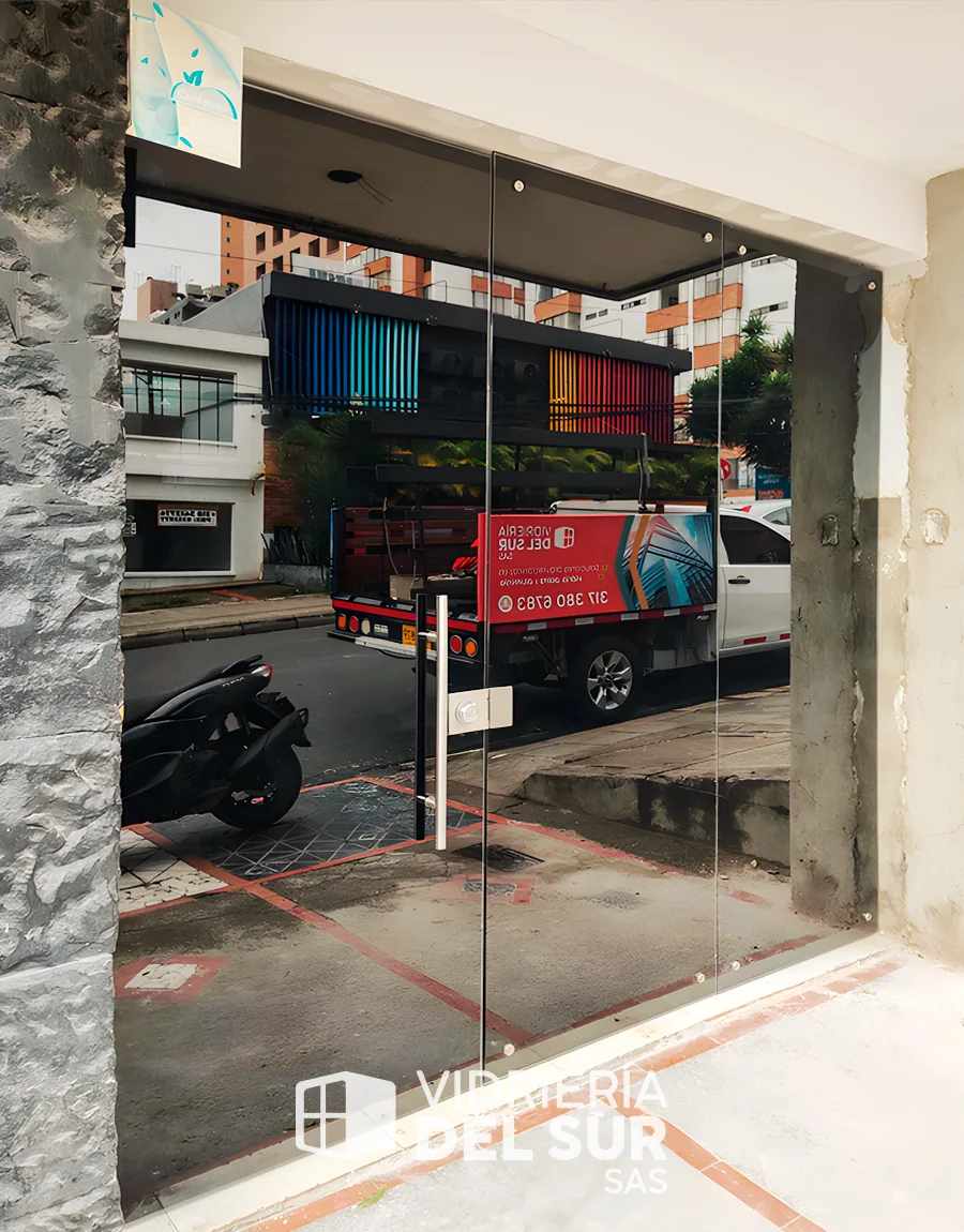 Fachada comercial en vidrio templado polarizado