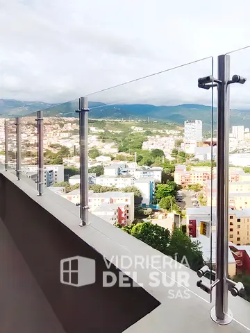 Cerramiento de seguridad en vidrio y acero