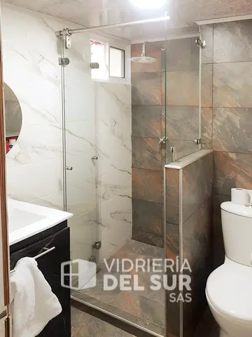 División de baño plegable con lateral en vidrio
