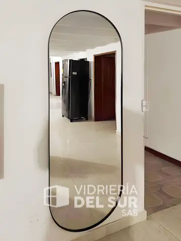 Espejo con marco metálico pintado