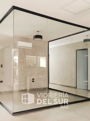 Oficina modular en vidrio templado y aluminio con puerta corrediza