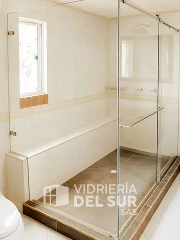 División de baño corrediza con lateral fijo en vidrio