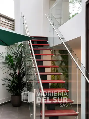Baranda de vidrio templado con pasamanos en acero inoxidable