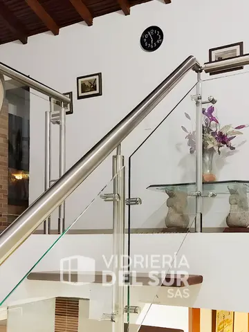 Baranda para escalera en acero inoxidable y vidrio templado