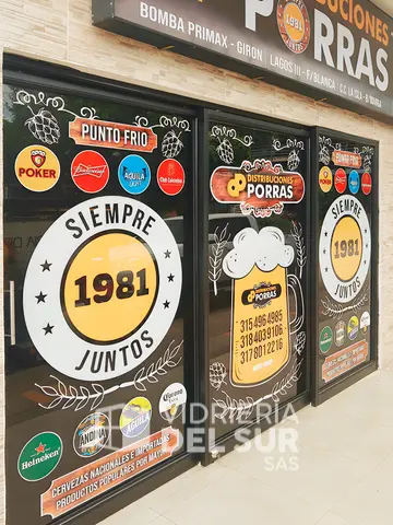 Puerta corrediza de tres cuerpos en aluminio y vidrio