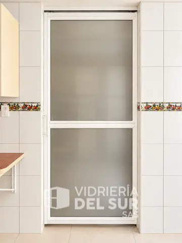 Puerta corrediza en aluminio y vidrio templado
