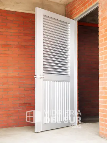 Puerta ventilada en aluminio con revestimiento