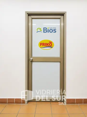 Puerta de aluminio con vidrio templado personalizable
