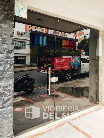 Fachada comercial en vidrio templado polarizado
