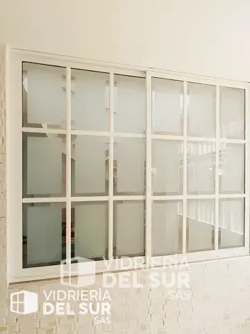 Ventana corrediza 744 con retícula