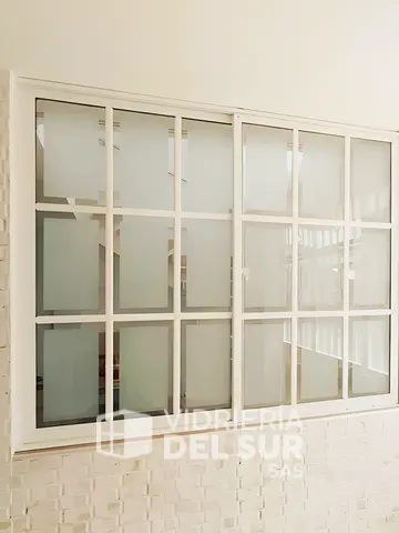 Ventana corrediza 744 con retícula
